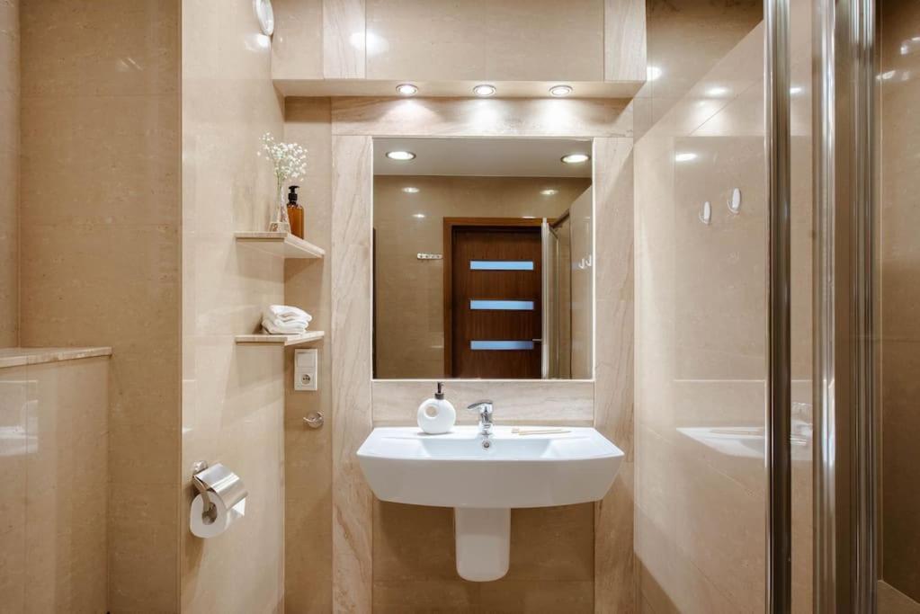 Wygodny Apartament Przy Dworcu Cracovia Exterior foto
